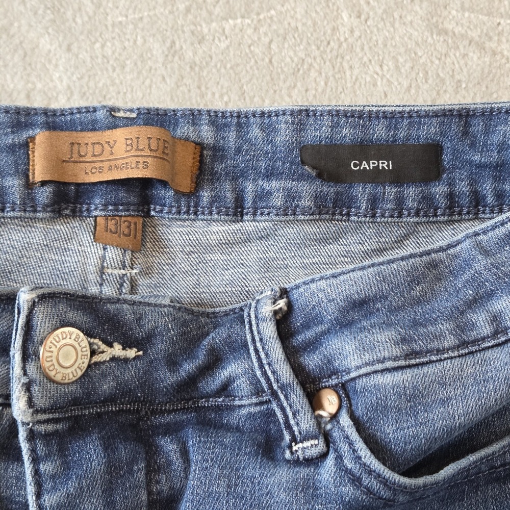 Judy Blue Mid Rise Dark Wash Cuffed Capri Denim Jeans  SIZE 13/31 - Picture 2 of 7